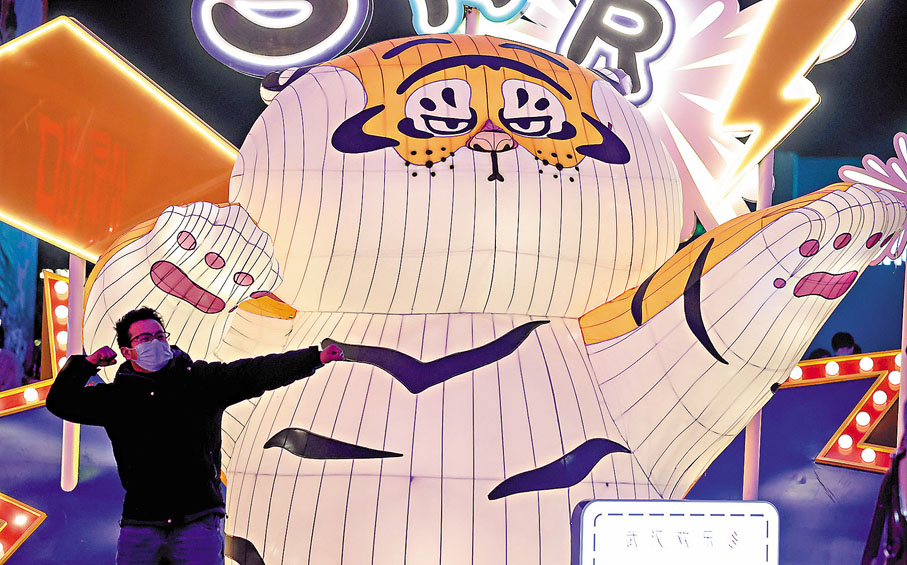 ◆遊客與表情迥異的「胖虎」合影。