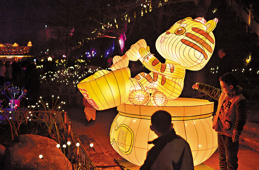 ◆居民在宣恩縣城貢水河畔觀看綵燈。