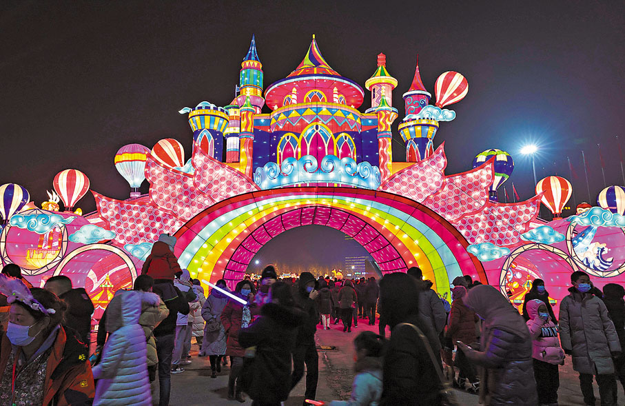 ◆新疆國際會展中心花燈極富色彩。