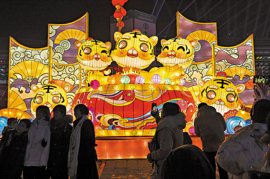 ◆市民在新疆國際會展中心賞燈。