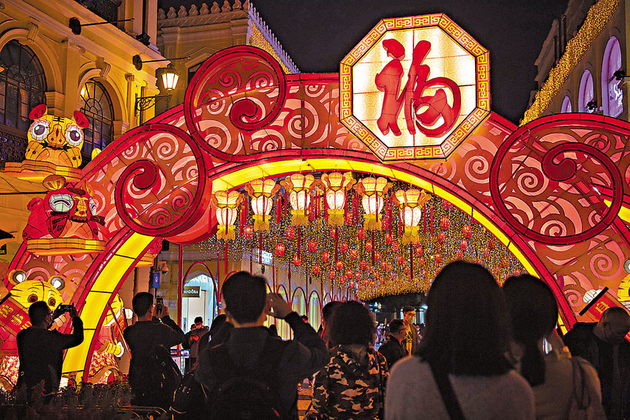 ◆市民在澳門議事亭前地觀看春節燈飾。