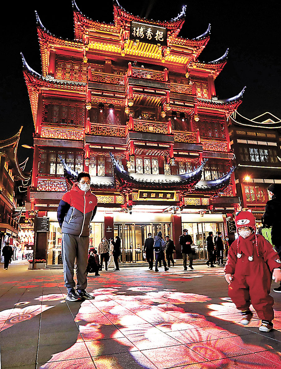 ◆豫園建築的燈光與地面的投影相輝映。