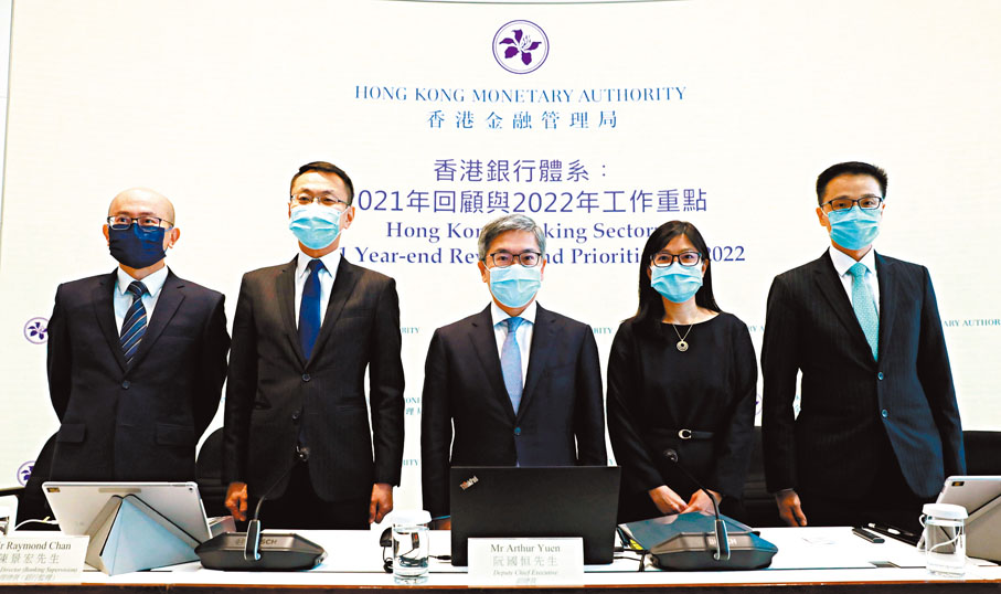 ◆ 金管局昨放口風稱，將研究押後支援政策的退場，阮國恒（中）表示，本港面對新一輪疫情，本地銀行信貸質素仍面對較大挑戰。左二為金管局助理總裁（銀行監理）陳景宏。香港文匯報記者  攝