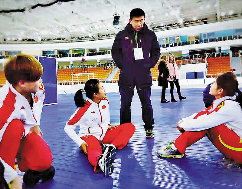 ◆ 北京冬奧會前，李佳軍（站立者）與內地速滑運動員在一起交流。 受訪者供圖