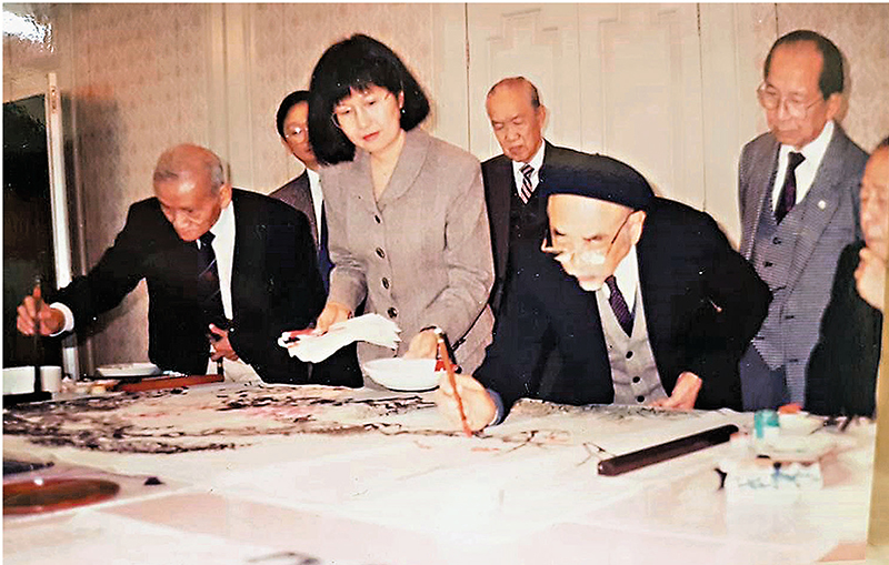 ◆1994年，劉若儀（中）與香港畫壇五老林建同（左）、陳海鷹（右）、趙世光、鄭家鎮、李汛萍等一齊於華潤大廈39樓合作揮毫。