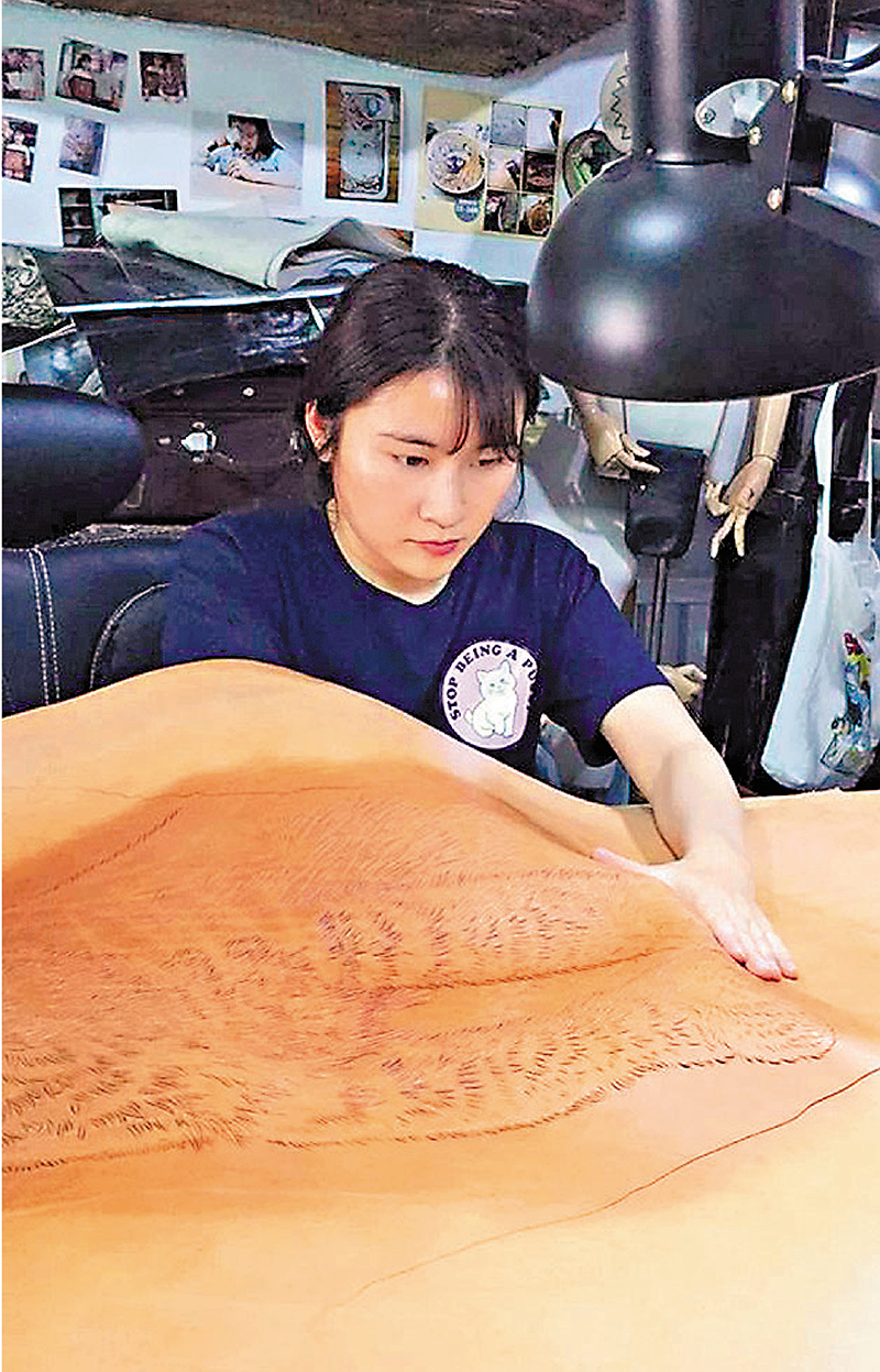 ◆孟璐璐對皮雕有濃厚興趣，遂辭職追尋皮雕夢想。 網上圖片