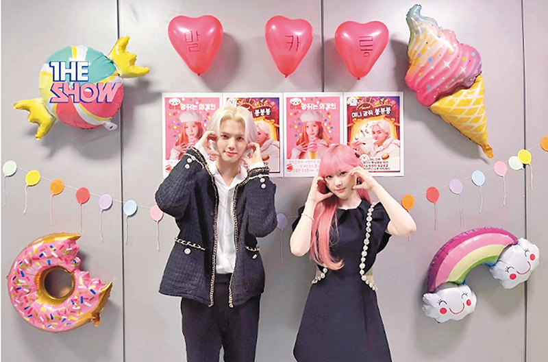 ◆ 金采炫(右)日前在電視台任主持，恐有播毒風險。網上圖片