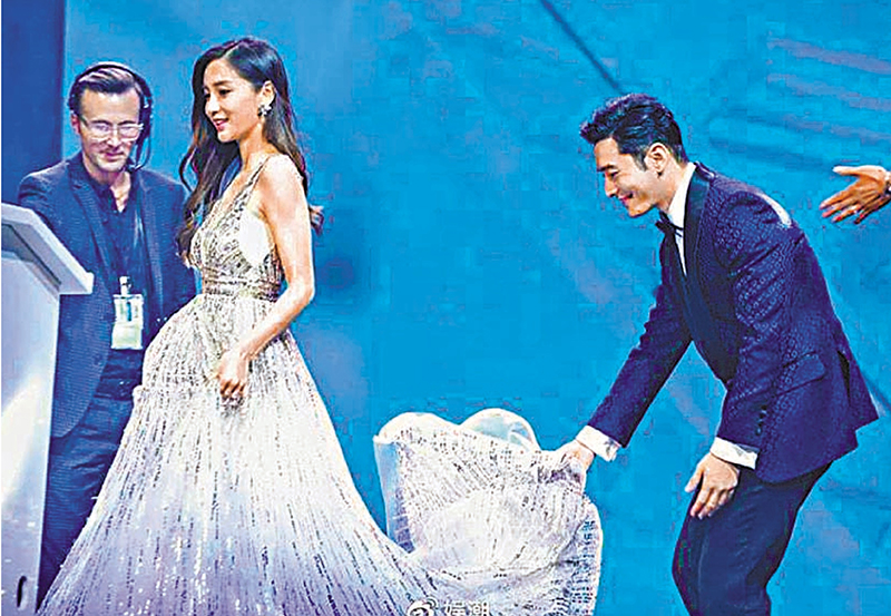 ◆2019年出席活動時，黃曉明體貼地幫Baby提裙襬。