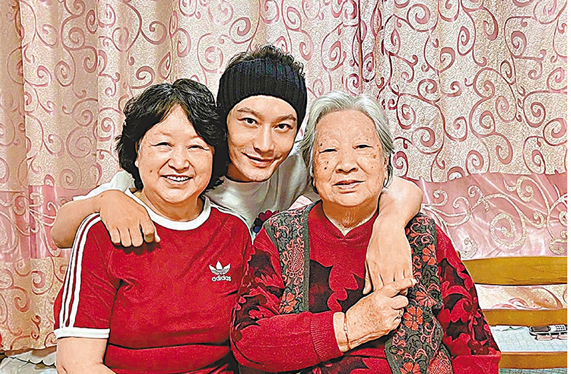 ◆去年，黃曉明晒出跟家人共度春節照，不見Baby。