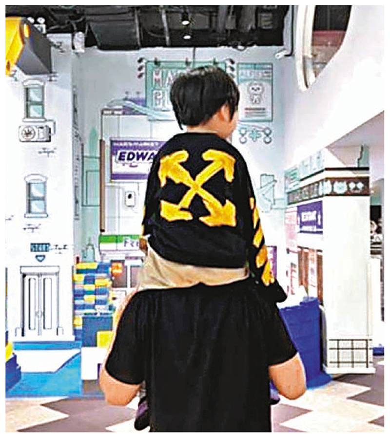 ◆小海綿5歲生日，曉明把兒子騎上膊，同行也不見Baby。