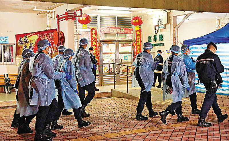 ◆大窩口邨富華樓昨晚圍封強檢。   香港文匯報記者  攝