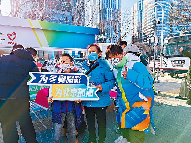 ◆ 港青廖瑞華為民眾提供志願服務後合影。