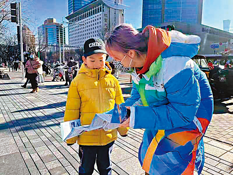 ◆ 港生李卓瀅向小朋友介紹冬奧知識。