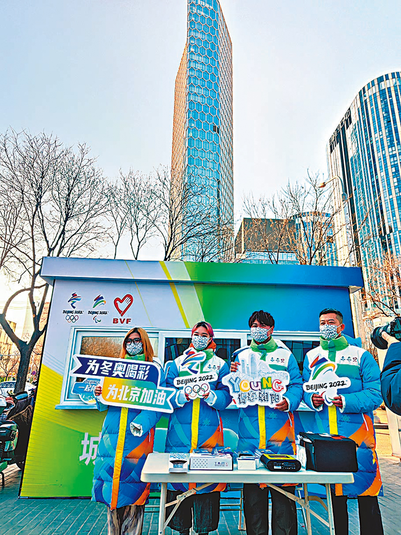 ◆ 香港志願者在服務站前工作。