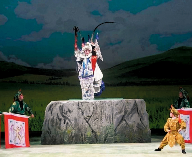 ◆王志良的呂布試馬有連串的高難度身段功架，而高台躍下是高潮之一。