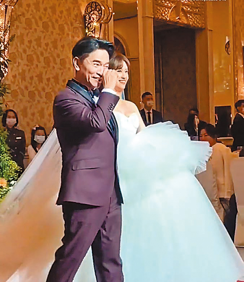 ◆吳宗憲輕拭開心淚水。