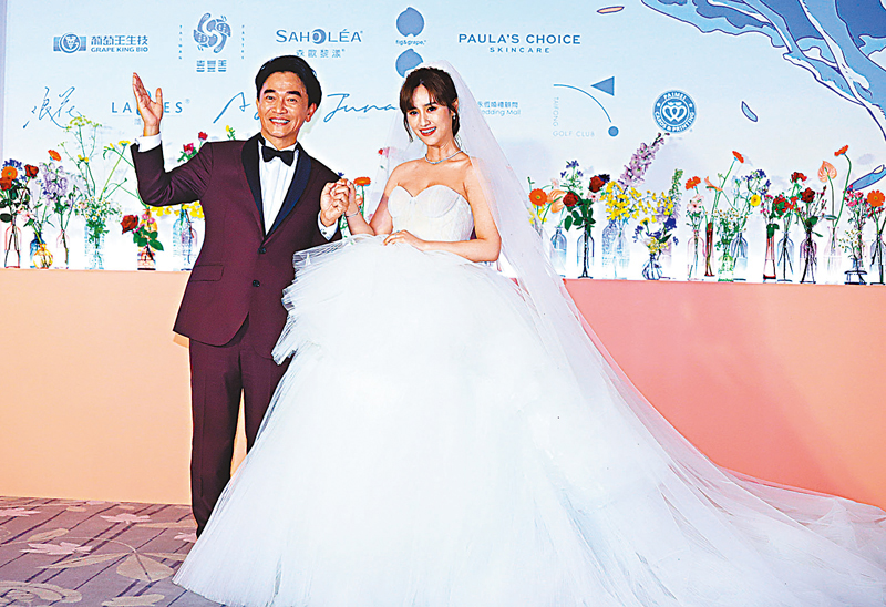 ◆吳宗憲與女兒吳姍儒拖手進場。 香港中通社