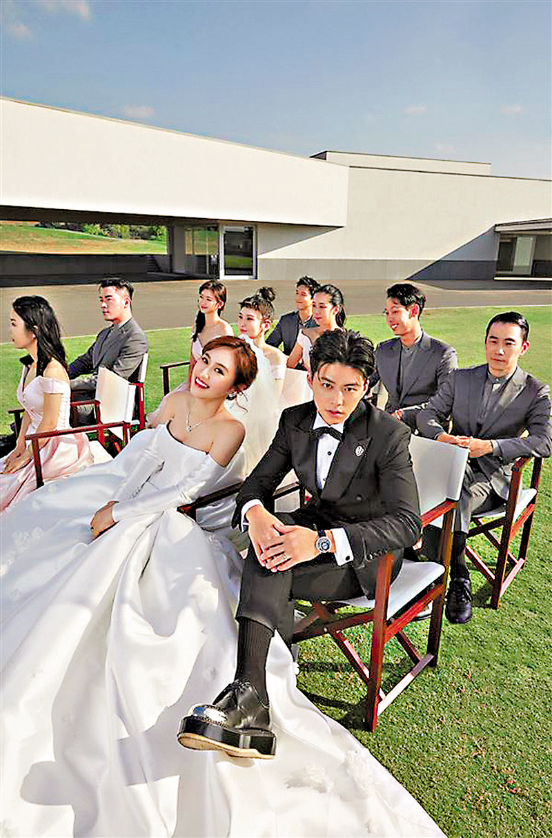 ◆吳姍儒夫妻與伴郎、伴娘們合照。