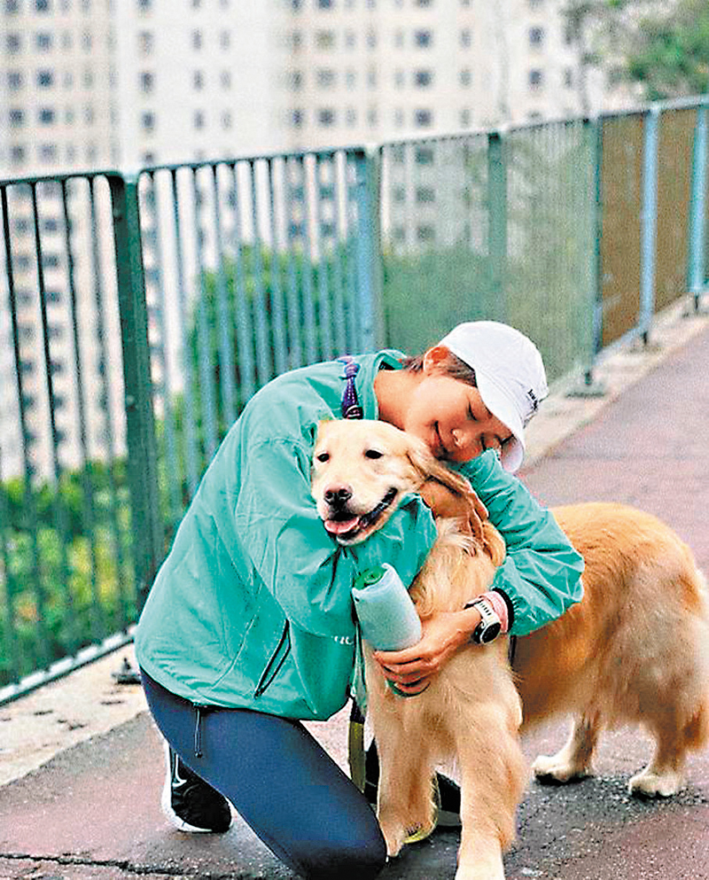 ◆ 梁諾姸出外散步,並與愛犬深情擁抱。