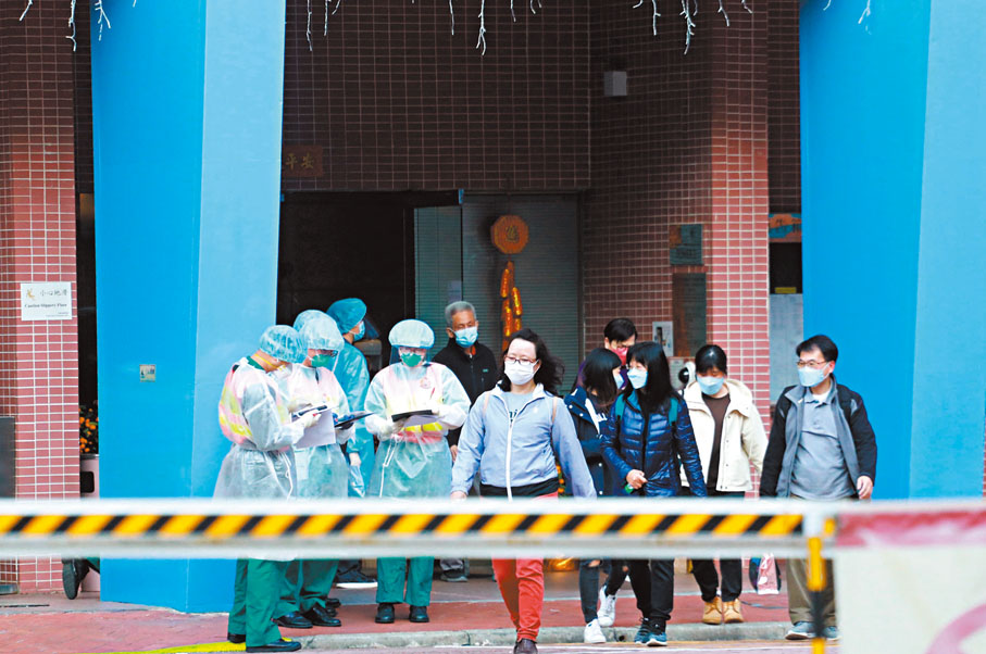 ◆ 再多3棟大廈出現垂直傳播。圖為青衣宏福花園部分居民撤離。 香港文匯報記者  攝