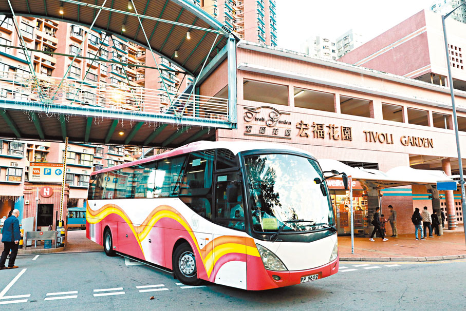 ◆ 青衣宏福花園第二座垂直傳播單位須撤離。香港文匯報記者  攝