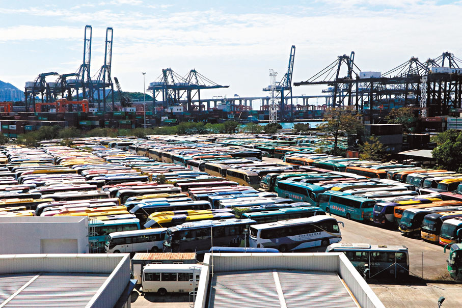 ◆葵涌貨櫃碼頭猶如「旅遊巴墳場」。香港文匯報記者  攝