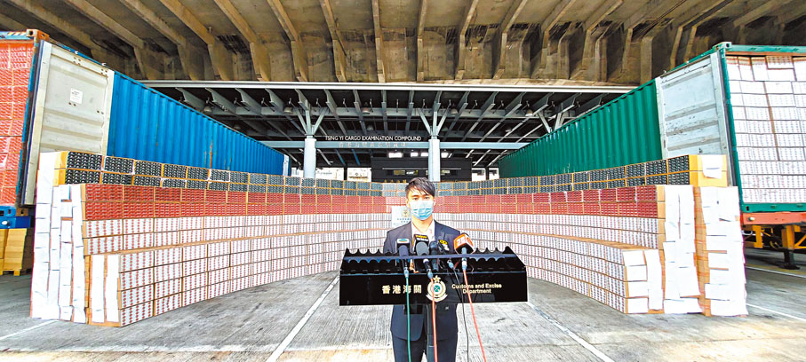 ◆海關指執法案件中約52%涉及私煙活動，檢獲私煙數量超越過去4年檢獲量的總和。圖為海關於行動中檢獲大批私煙。資料圖片