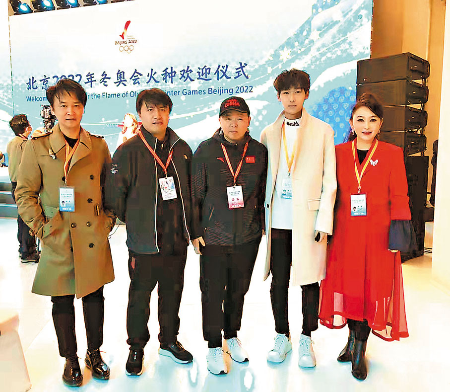 ◆王平久表示，長期在一線工作讓他更近距觀察中國之進。圖為冬奧歌曲《希望之火》的詞曲作者合照，左三為王平久。受訪者供圖