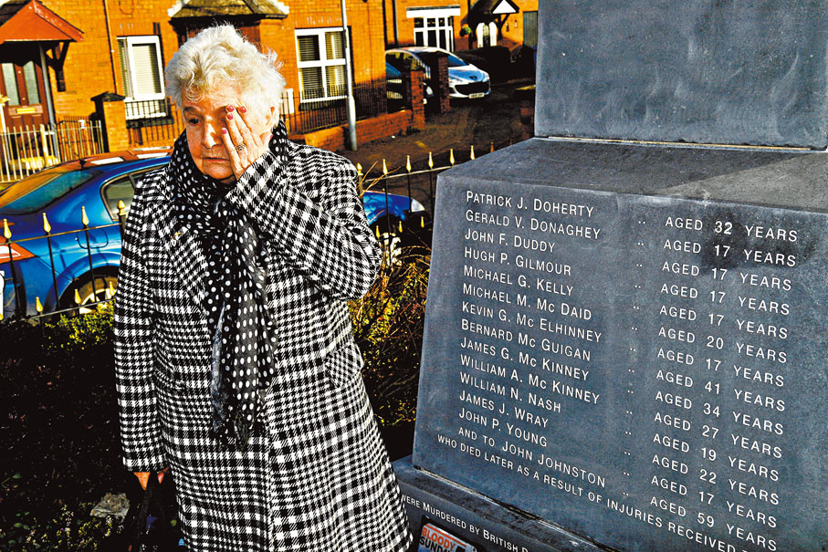 ◆ 北愛民眾在紀念碑前落淚。 路透社