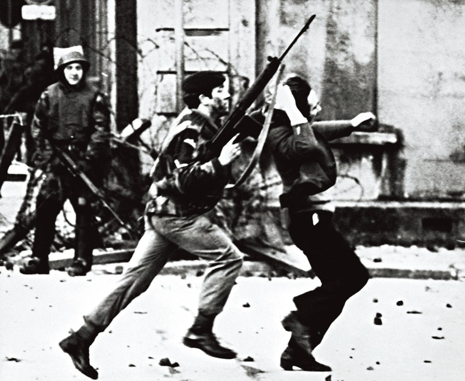 ◆ 英軍與示威者發生衝突，有一名軍官命令士兵違規突破路障，直接向人群開槍。 法新社