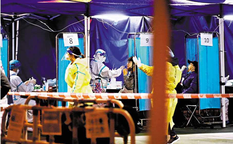 ◆屯門大興邨興平樓昨晚圍封強檢。 香港文匯報記者 攝