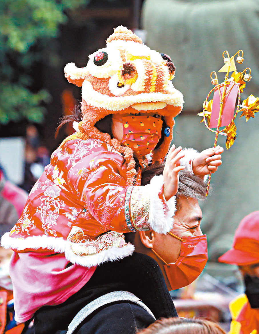 ◆小朋友戴上「虎帽」，手持風車。 香港文匯報記者  攝