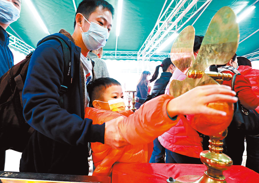 ◆大人帶小朋友轉風車。香港文匯報記者  攝