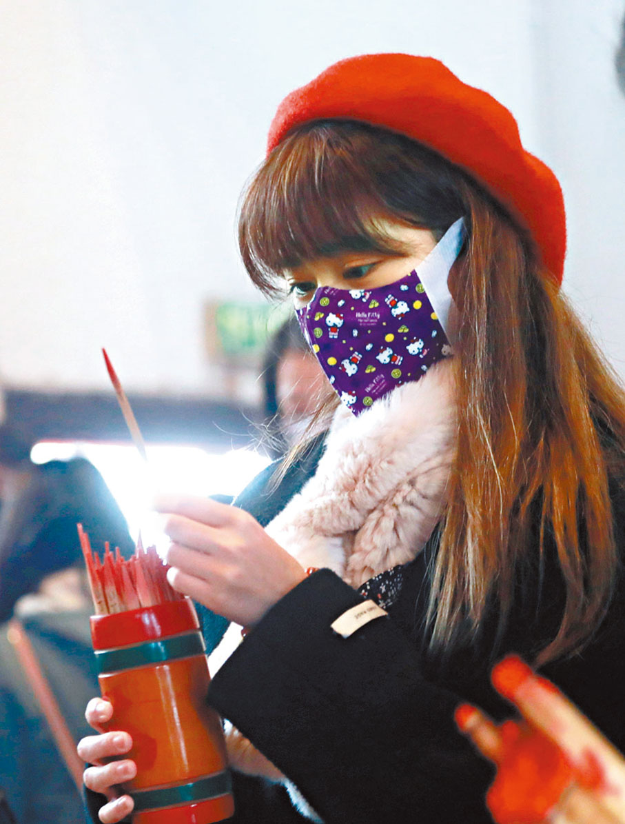 ◆少女求得靈籤。香港文匯報記者  攝