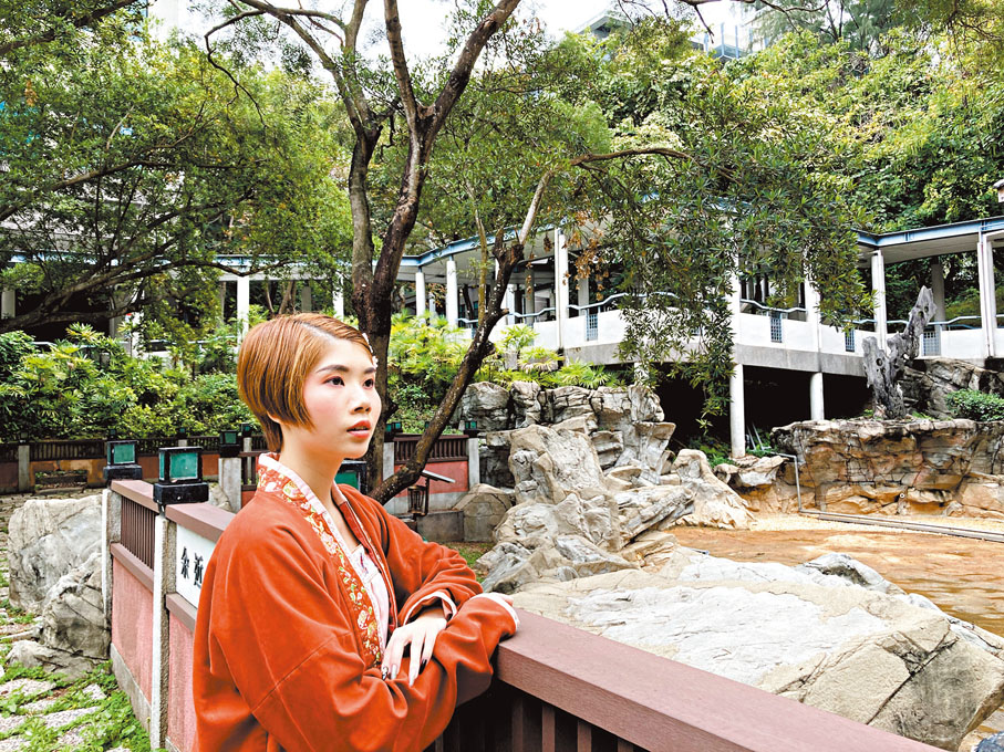 ◆嶺大翻譯系四年級學生黃海韵以自己的方式「復興」漢服文化。 香港文匯報記者 攝 