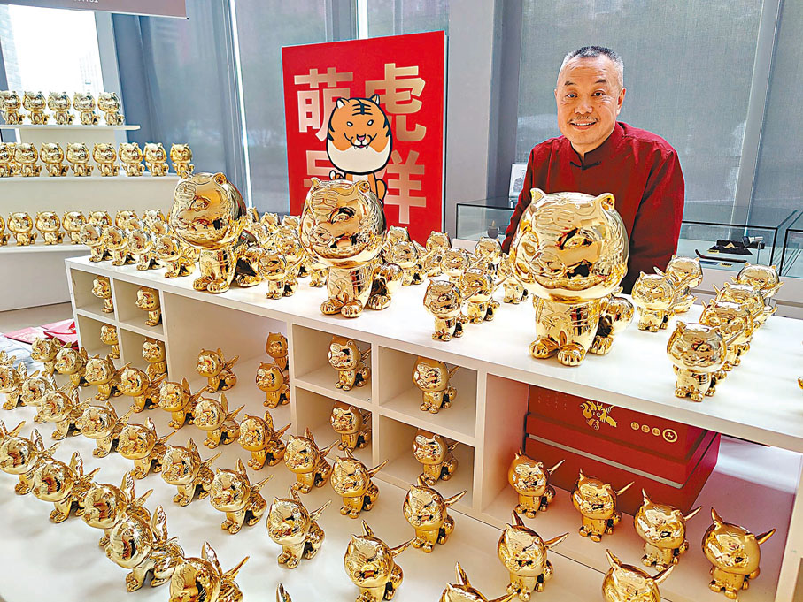 ◆陳湘波設計了與春晚標識「瑞虎」同款的潮玩「萌寶TIGER」。