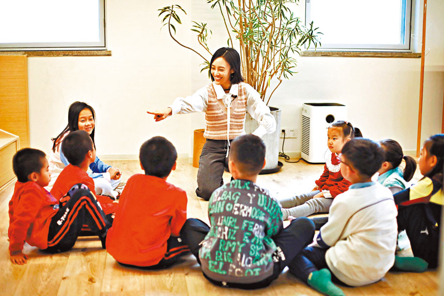 ◆在北京朝陽區，邱宇婕為孩子們上戲劇教育課。