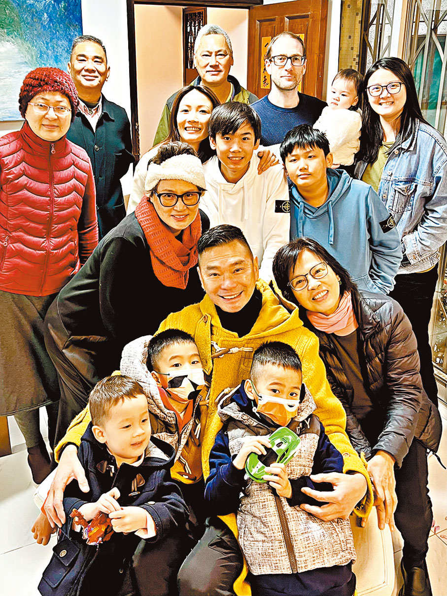 ◆家人四散歐洲、北美及澳洲，能在大年初一聚集十多位至親在老家，難能可貴。 作者供圖