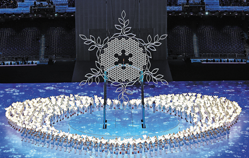 ◆ 開幕式上，主火炬「不點」而直接放在主火炬台上。熊熊燃燒的奧運之火，幻化成雪花般聖潔、靈動的小火苗，表達低碳環保理念。  新華社