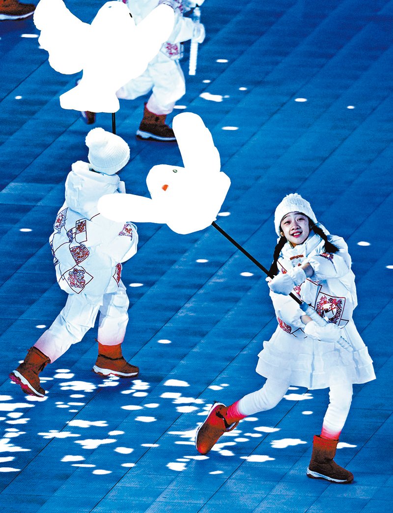 ◆ 在「放飛和平鴿」和主題歌演唱環節，孩子們拿着一隻隻可愛的發光小鴿子自由歡愉地奔跑，與腳下晶瑩閃亮的「星星雪花」嬉戲互動。 新華社