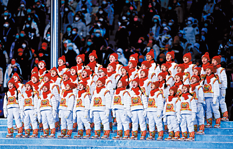 ◆ 「馬蘭花兒童合唱團」用希臘語在開幕式上歌唱。     新華社