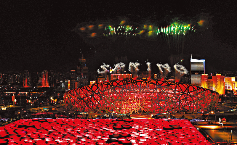 ◆ 焰火打出中英文的「立春」和「SPRING」，閃耀夜空。 新華社