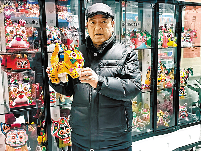 ◆布老虎是鄠邑民間布藝老虎技藝傳承人劉隨軍一生的追求。 受訪者供圖