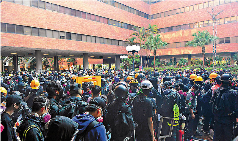 ◆裁判官指理大校內當時暴力破壞行為嚴重，指被告有不誠實意圖，判處監禁7個月。 資料圖片