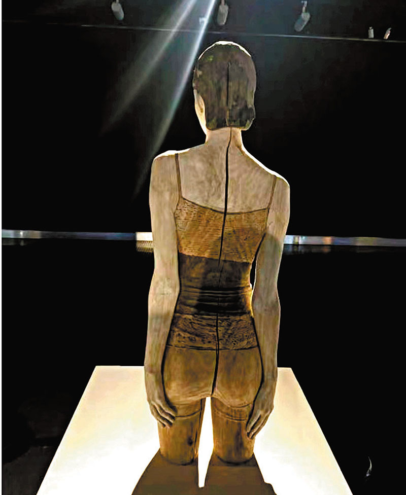 ◆展品背後的裂紋