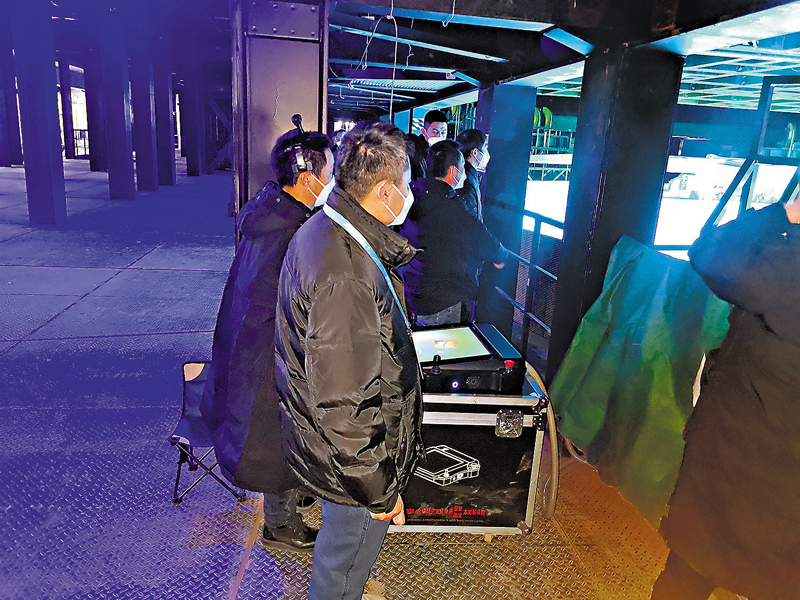 ◆ 開幕式當晚，操作人員在現場操作系統。   受訪者供圖