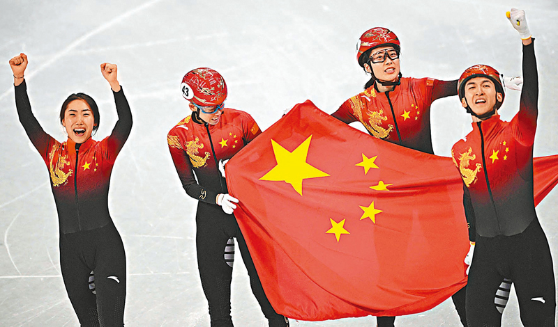 ◆中國短道速滑隊部分成員揮動國旗慶祝。 法新社