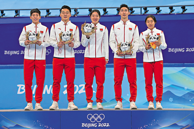 ◆范可新（左起）、任子威、曲春雨、武大靖及張雨婷登上頒獎台最高處。 美聯社