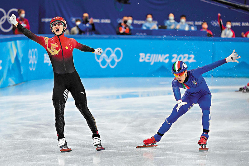 ◆中國隊最後一棒選手武大靖（左）率先衝過終點。 法新社