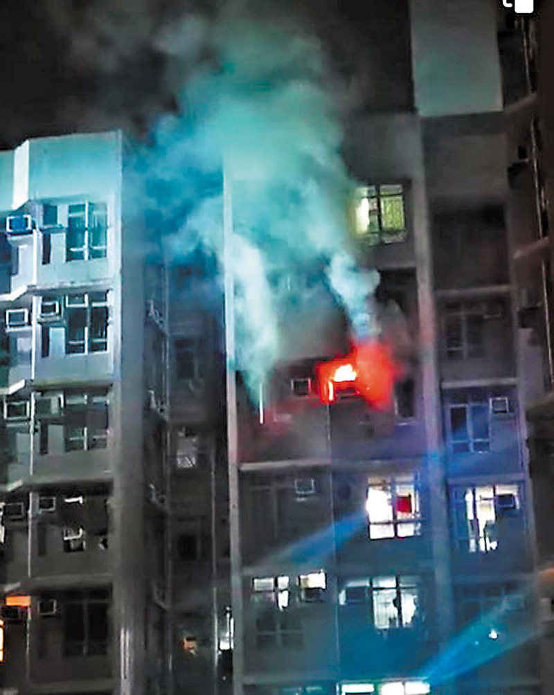◆廣明苑一單位昨晨起火及冒出濃煙。 視頻截圖